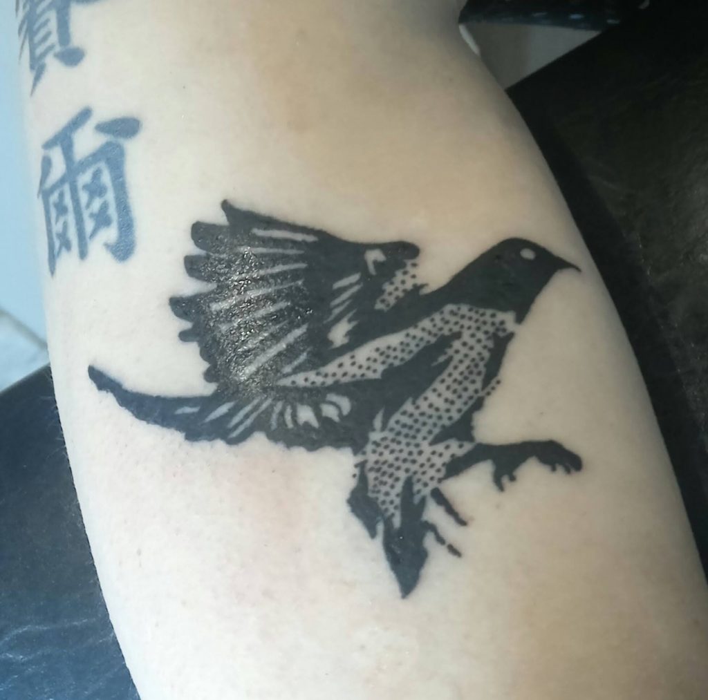 Blackwork halftone tattoo vogel Tattoo in