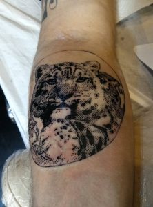 Blackword halftone tattoo schneeleopard