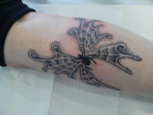 Dotwork Tattoo Spinnennetz als Schmetterling 1