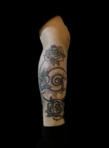 Dotwork-Tattoo Spirale mit 3 Rosen