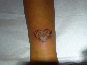 Mini Tattoo Herz mit 3 Buchstaben