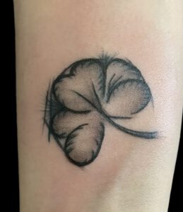 Kleines Kleeblatt -Tattoo