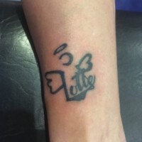 Kleines Tattoo Engelchen mit Namen Kleines Tattoo Engelchen mit Namen