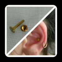 #Piercingmettmann #tattooinmettmann #tattoo-inmettmann #mimicreola #annodizierung #eloxierung #innerconchpiercing Annodisiertes Piercing goldfarben Innerconch mit Topasaufsatz