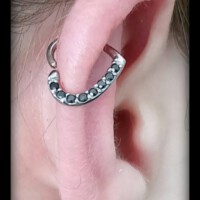 #Piercingmettmann #tattooinmettmann #tattoo-inmettmann #mimicreola Helixpiercing Herzförmiges Helixpiercing mit blauen Swarovskis