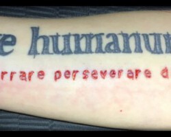 Scarification Lettering mit Inkrubbing
