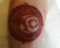 Sonne Mond und Kompass Scarification mit Inkrubbing