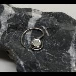 Wunderschönes Ohrpiercing, vorzugsweise als Daithpiercing aus Niobium. Hier mit Svarowski Kristallzirkon, Stein ist auswechselbar