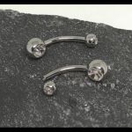 High-End-Quality Bauchnabelpiercing mit Innengewinde und je 2 Swarovski Kristallzirkonen, ASTM zertifizierter Stahl F-138 High-End-Quality Bauchnabelpiercing mit Innengewinde und je 2 Swarovski Kristallzirkonen