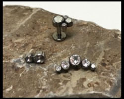 Piercingschmuck aus zertifiziertem Titan mit Swarovski Aufsätzen für Piercings und Dermals