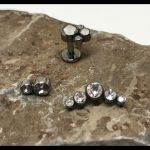 Piercingschmuck aus zertifiziertem Titan 136-F handpoliert mit Swarovski Aufsätzen für Piercings und Dermal anchor Piercingschmuck aus zertifiziertem Titan mit Swarovski Aufsätzen für Piercings und Dermals